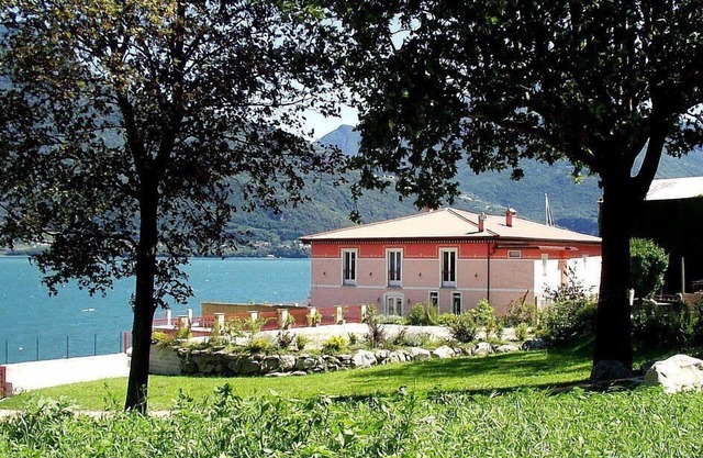 Villa Guerina: An elegant and welcoming two-story villa located right on the Como Lake, with Free WI-FI.