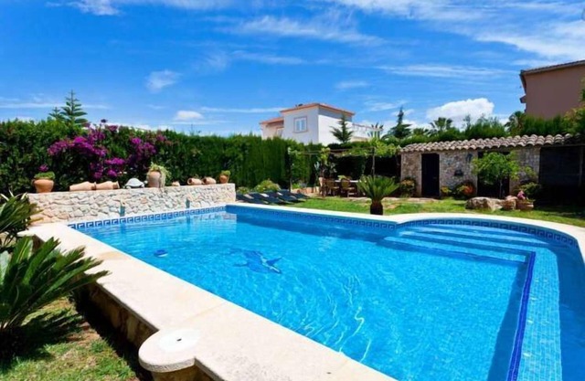 VILLA HERMOSA- Stone house with private pool in Las Palmeras, 4 bedrooms. VERY POPULAR - Free Wifi