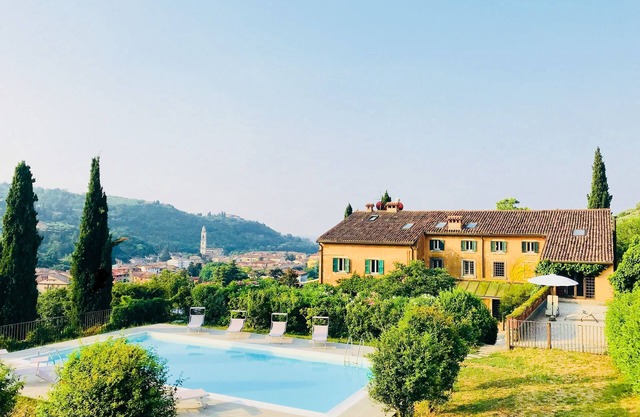 Villa, hills, private pool, very close to Verona. 7 bedrooms, 5 bathrooms.