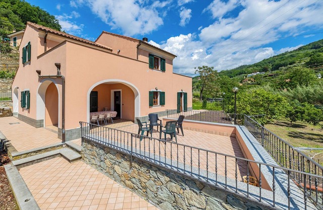 Villa holidays in the sun and the sea of ​Liguria
