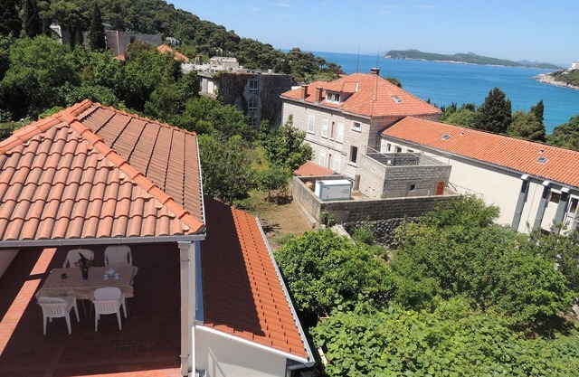 Villa Hortenzia - Three-Bedroom Apartment with Terrace and Sea View