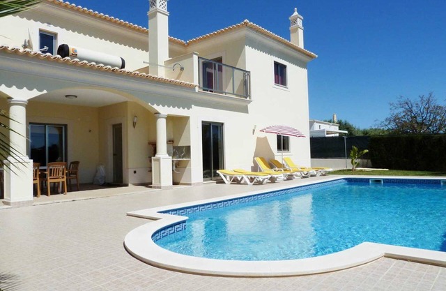 Villa Hunes - Bright modern villa, private pool, walk to restaurants, easy.