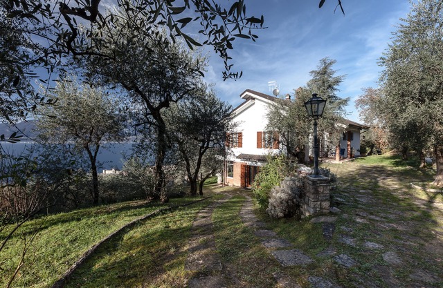 Villa I Gelsomini, 6 Bedrooms, Garden, Terrace, Stunning View of Lake Garda