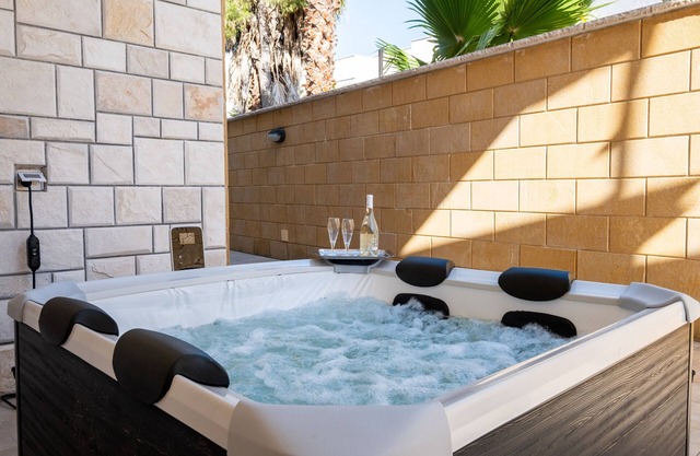 Villa 'I Love Baia Verde Spa' with Private Pool, Private Terrace and Air Conditioning