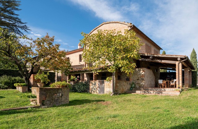 Villa 'Il Fienile Il Sole Verde' with Shared Pool & Wi-Fi