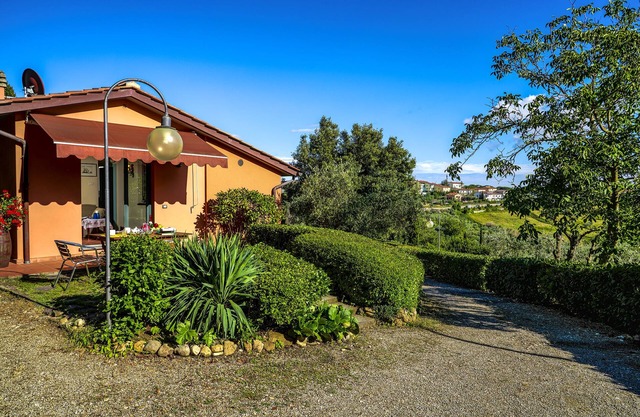 Villa il Borraccio. Dependance Begonia, piscina con vista sui colli del Chianti