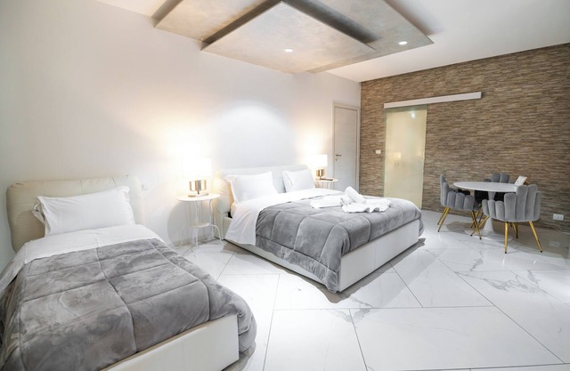 Villa Immersa nel Verde con Piscina, Tennis e Vista sul Nostro Fiume