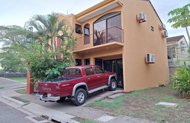 Villa in a Quiet and Safe Residential Area for 6 people.