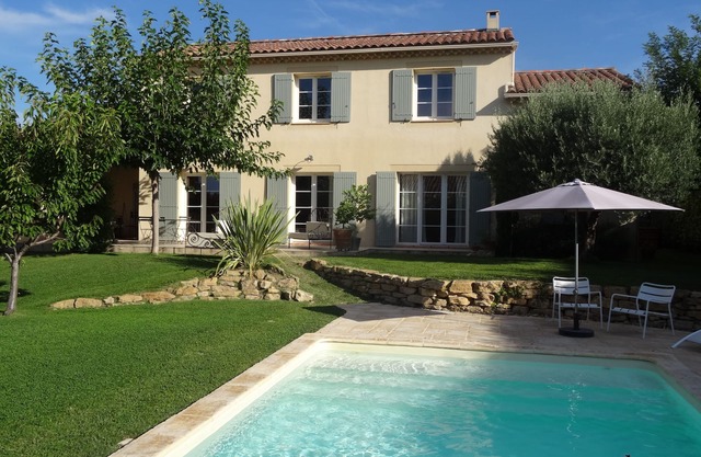 villa in a quiet Cairanne, charming village on the wine trail