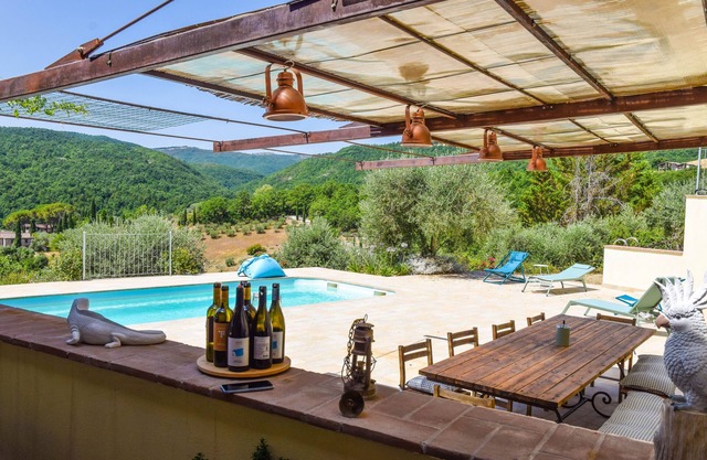 Villa in a very quiet area with garden, pool and panoramic terrace with hot tub!