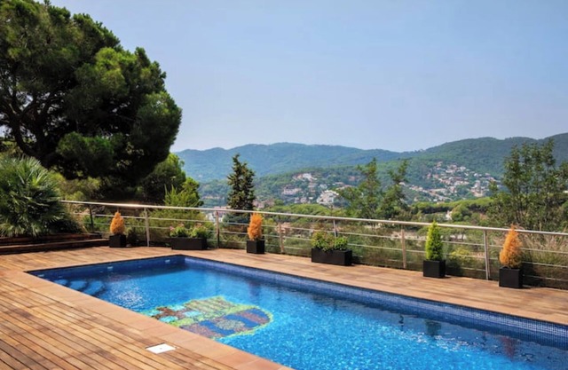 Villa in Barcelona with pool
