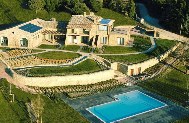 Villa in Canalicchio with 10 bedrooms sleeps 24