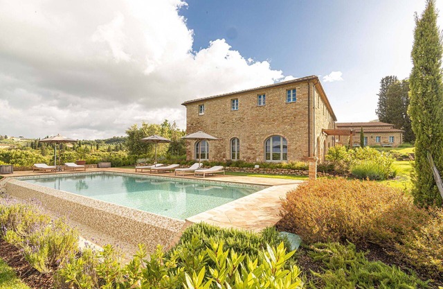 Villa in Castelfalfi with 5 bedrooms sleeps 10