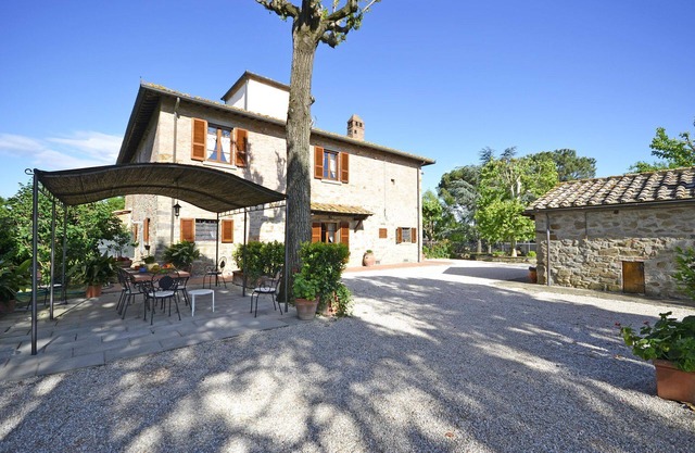 Villa in Cortona with 4 bedrooms sleeps 8