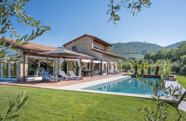 Villa in Cortona with Infinity Pool & Spa