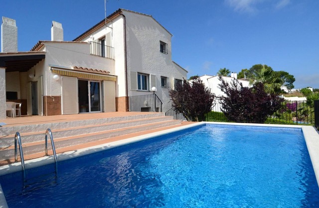 Villa in Estartit near golf course