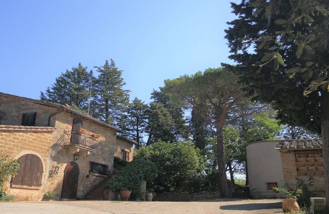 Villa in farmhouse with private pool and outdoor spa tub