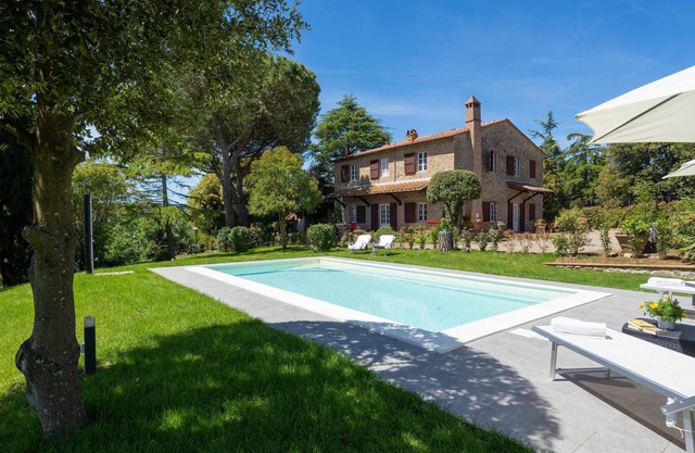 Villa in Gambassi with pool, A/C, village and restaurant at walking distance,