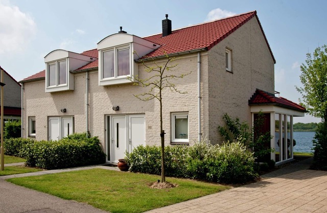 Villa in Maaspark with Lake Views & Sauna