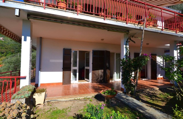Villa in Moneglia near the Sea and Hillside