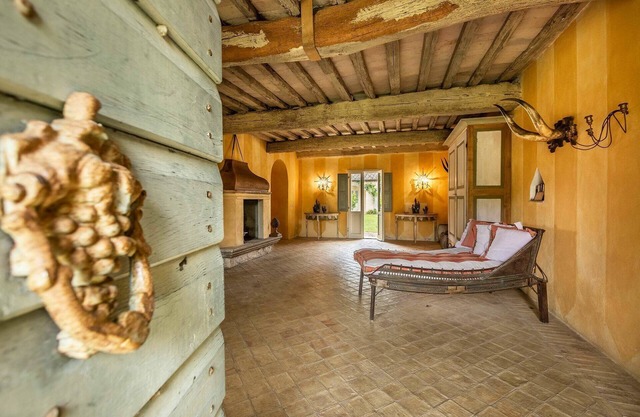 Villa in Montalcino with 8 bedrooms sleeps 16