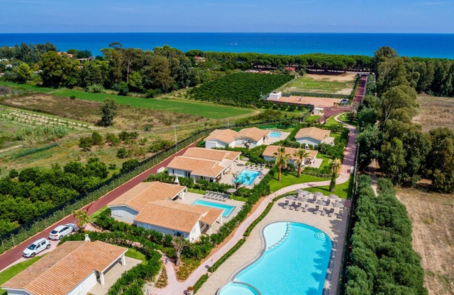 Villa in new residence with shared swimming pool and air conditioning