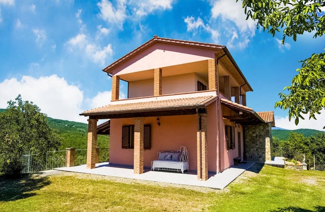 Villa in Pieve San Giovanni with Panoramic Pool