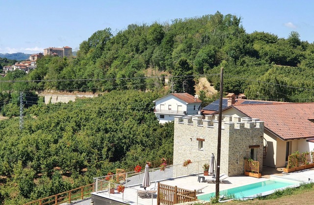 Villa in Piedmont, near Alba and Barolo, in the middle of the famous hazelnut groves
