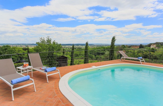 Villa in Pisa with 4 bedrooms sleeps 8