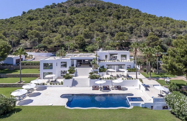 Villa in Playa De Talamanca with 6 bedrooms sleeps 12