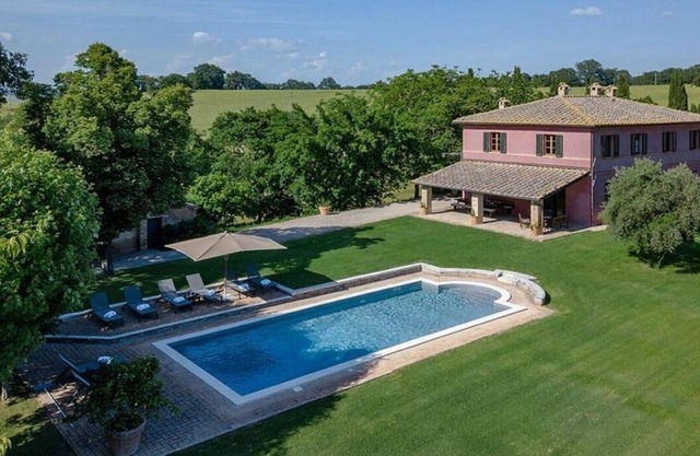 Villa in Ponte D'arbia with 5 bedrooms sleeps 10