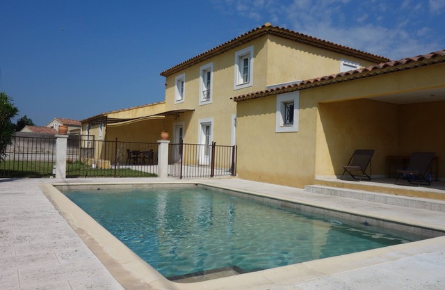 Villa in Provence-Alpilles-Luberon with care for 2 cats