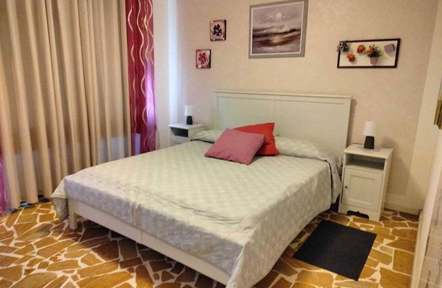 Villa in quiet area, 2 communicating bedrooms, 1 bathroom, only 80mt from the lake