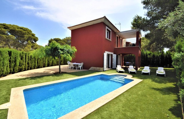 VILLA in quiet residential area with private pool ideal for families. - Free Wifi