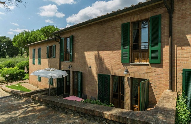 Villa in Siena with Pool and Tuscan Views
