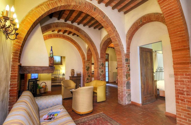Villa in Sinalunga with Pool & Tennis Court