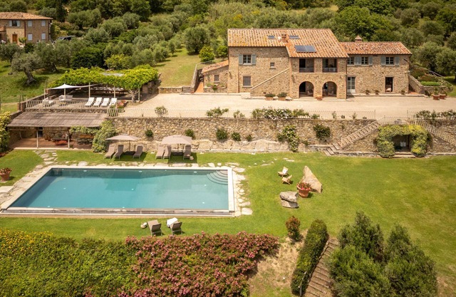 Villa in Tuoro Sul Trasimeno with 7 bedrooms sleeps 14