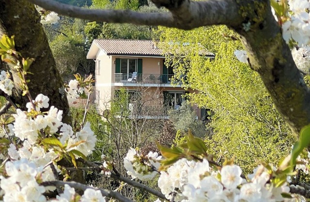 Villa in the countryside with 2 apartments, private swimming pool, party room and lake view