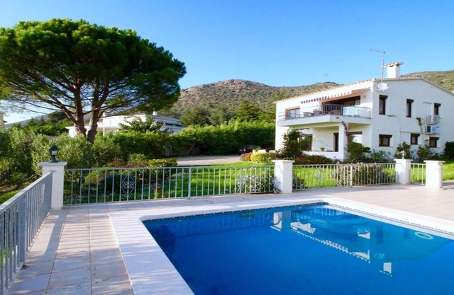 Villa in the Privileged Urbanization "Els Olivars" of PAU. Unbeatable views over the Bay o