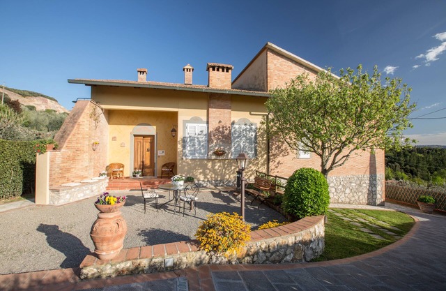 Villa in the town of Iano. Sleeps 8 with AC, Wi-Fi, private garden and pool!