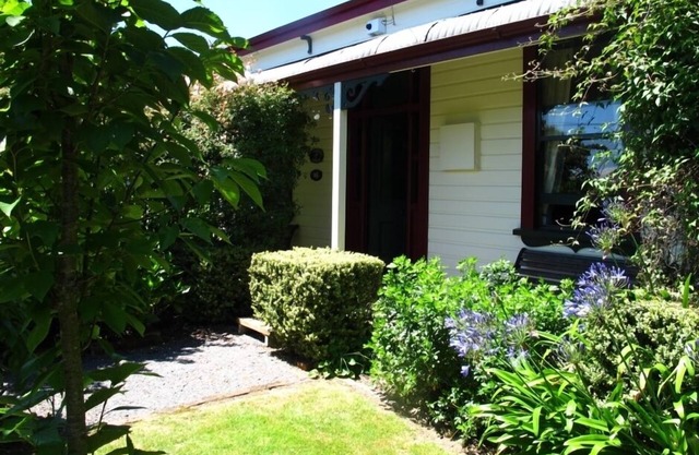 Villa in the Vines on MB wine trail, 4 bikes, woodfire, heatpump & pet friendly.