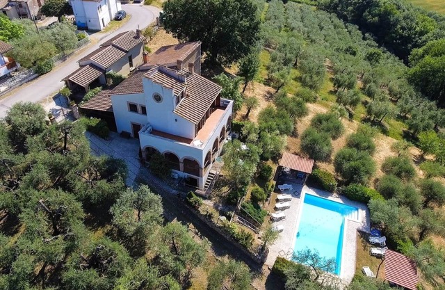 * VILLA in UMBRIA divided into 5 independent rooms + swimming pool + billiards *