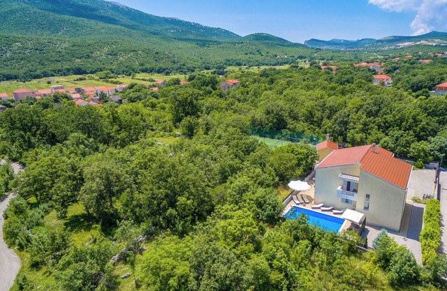 Villa Irena-Jacuzzi, Sauna&Heated pool near Split