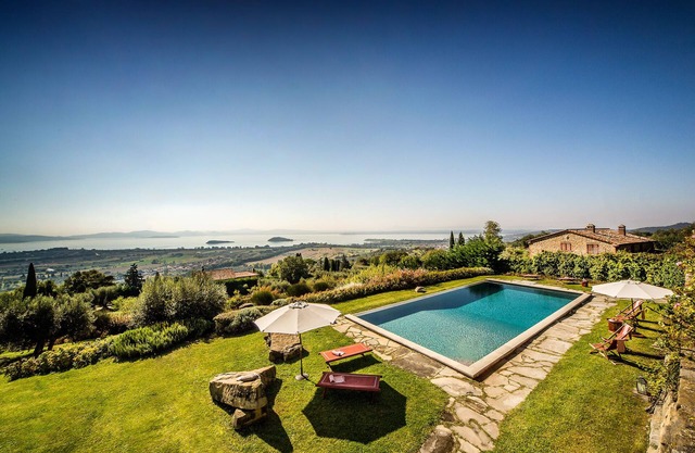 Villa with large pool that blends with the lines of the lake Trasimeno