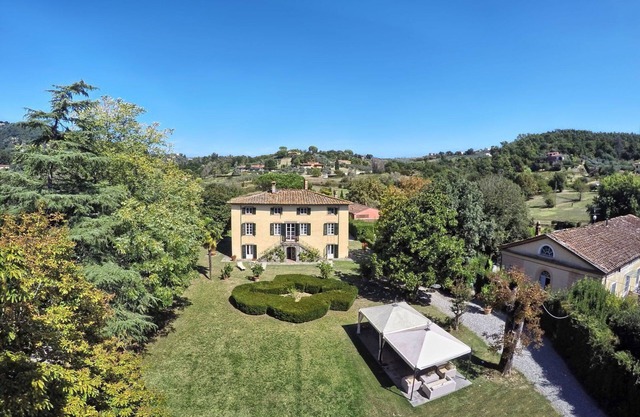 Villa in San Concordio Di Moriano with 10 bedrooms sleeps 20