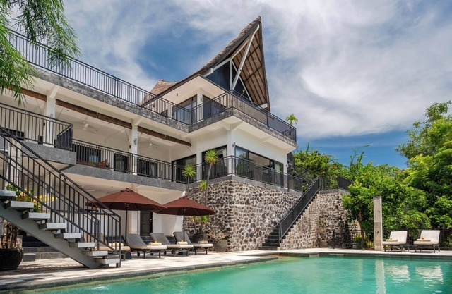 Villa Jempiring: Luxury Balinese Style Villa With Amazing Sea Views!