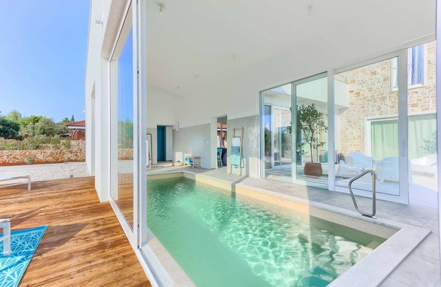 Villa Joyful Living - with 4 bedrooms and an indoor pool, minutes away from the beach