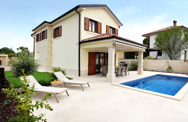 Villa Julija with heated swimming pool