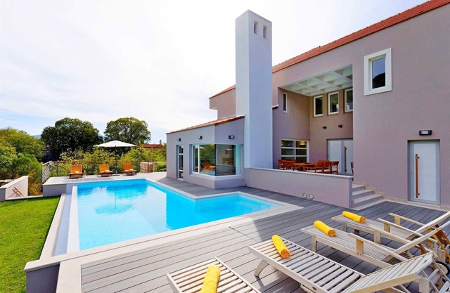 Villa Jure in Dalmatian Hinterland, heated pool, sauna, near Biokovo