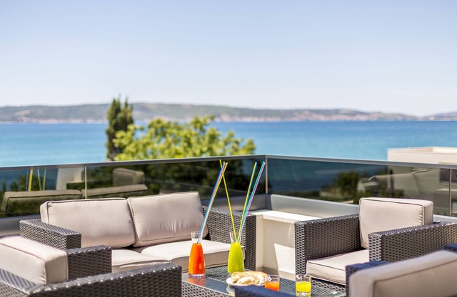 VILLA KAMBEL WEST - heated pool, 50m to the sea , jacuzzi, quiet neighborhood.